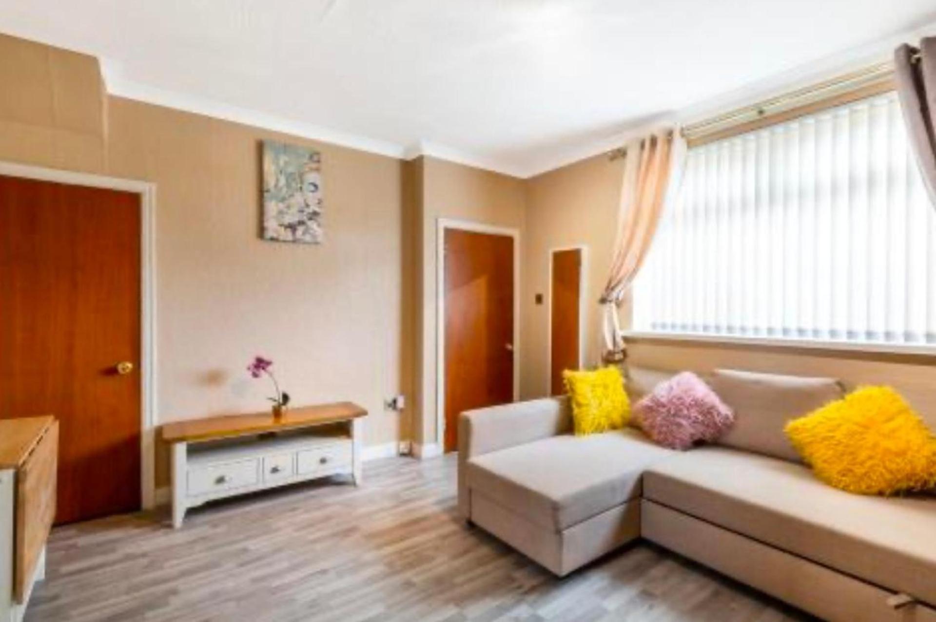 Holiday home 2bed Wi-fi Garage Parking Free Snacks *