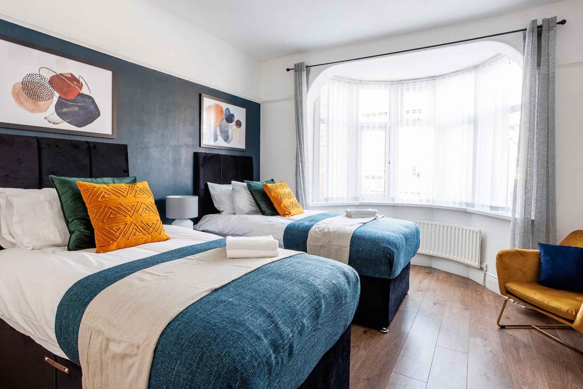 Stylish Gem - Sleeps 9 - Parking Holiday home