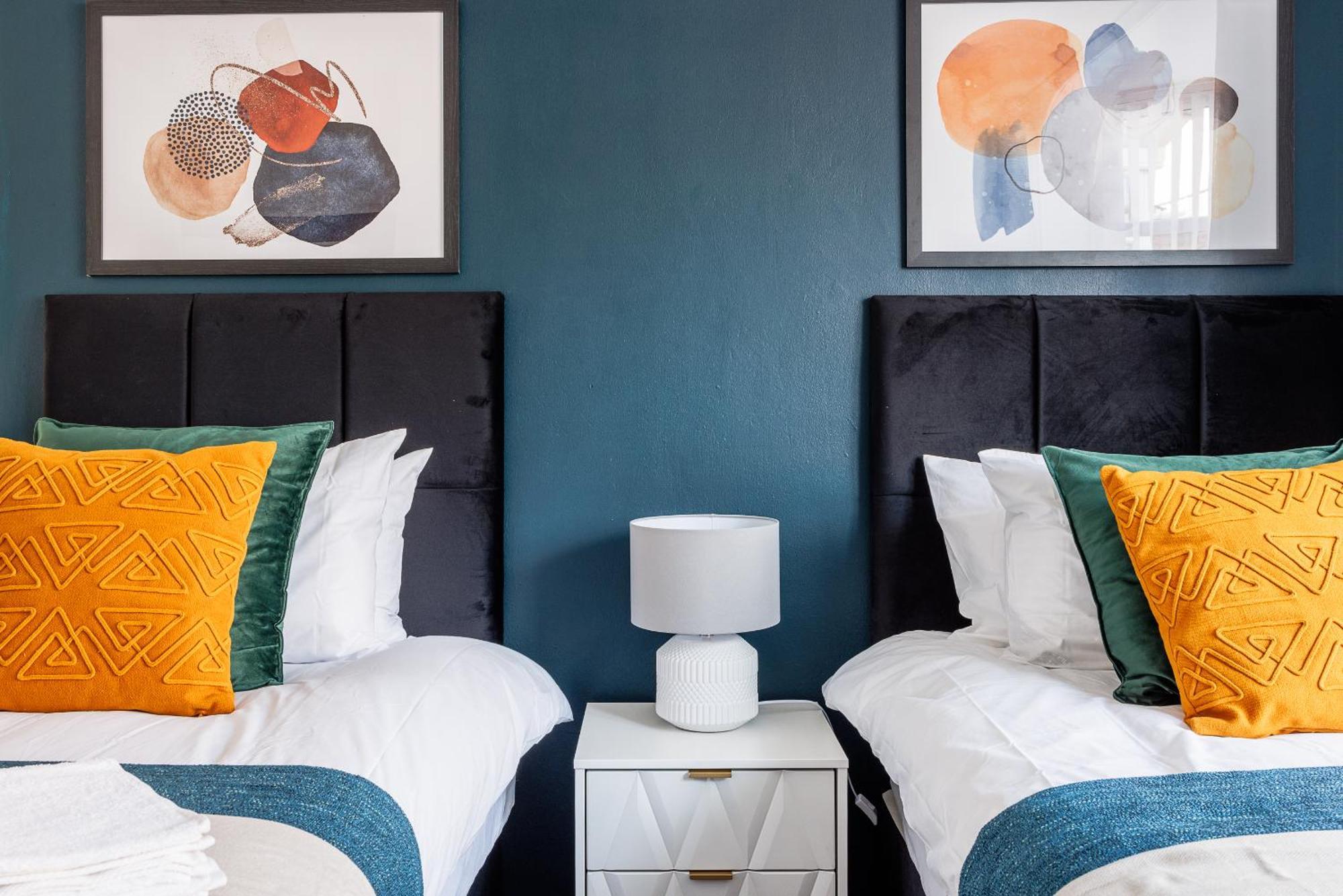 Holiday home Stylish Gem - Sleeps 9 - Parking Newcastle upon Tyne