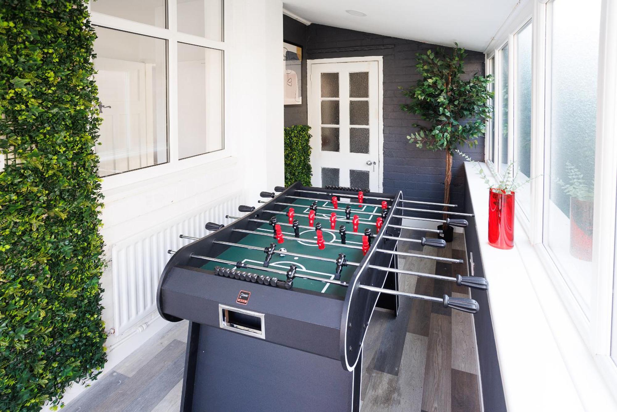 Stylish Gem - Sleeps 9 - Parking