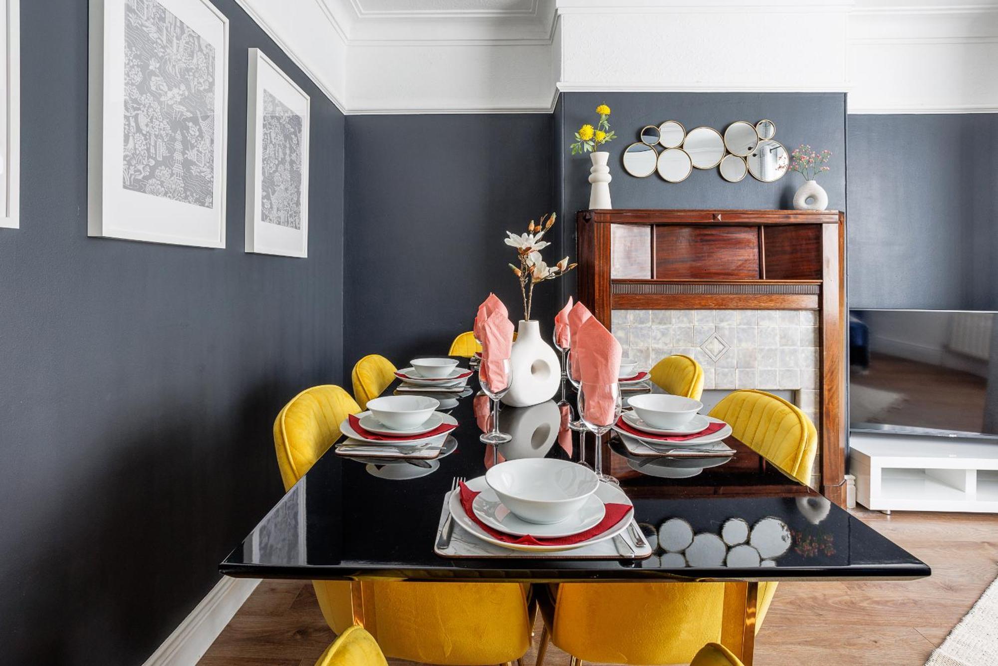 Holiday home Stylish Gem - Sleeps 9 - Parking
