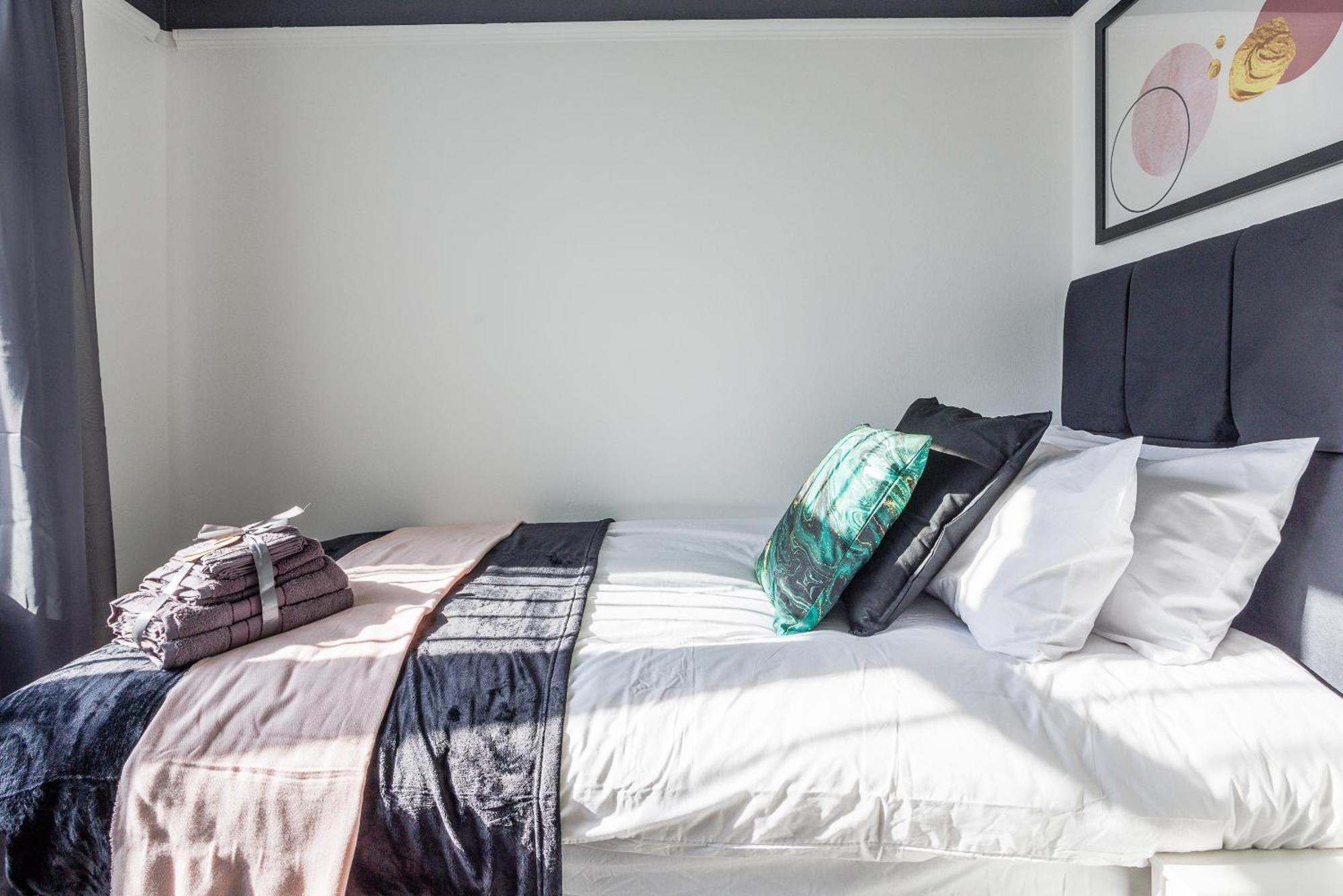 Stylish Gem - Sleeps 9 - Parking Holiday home Newcastle upon Tyne