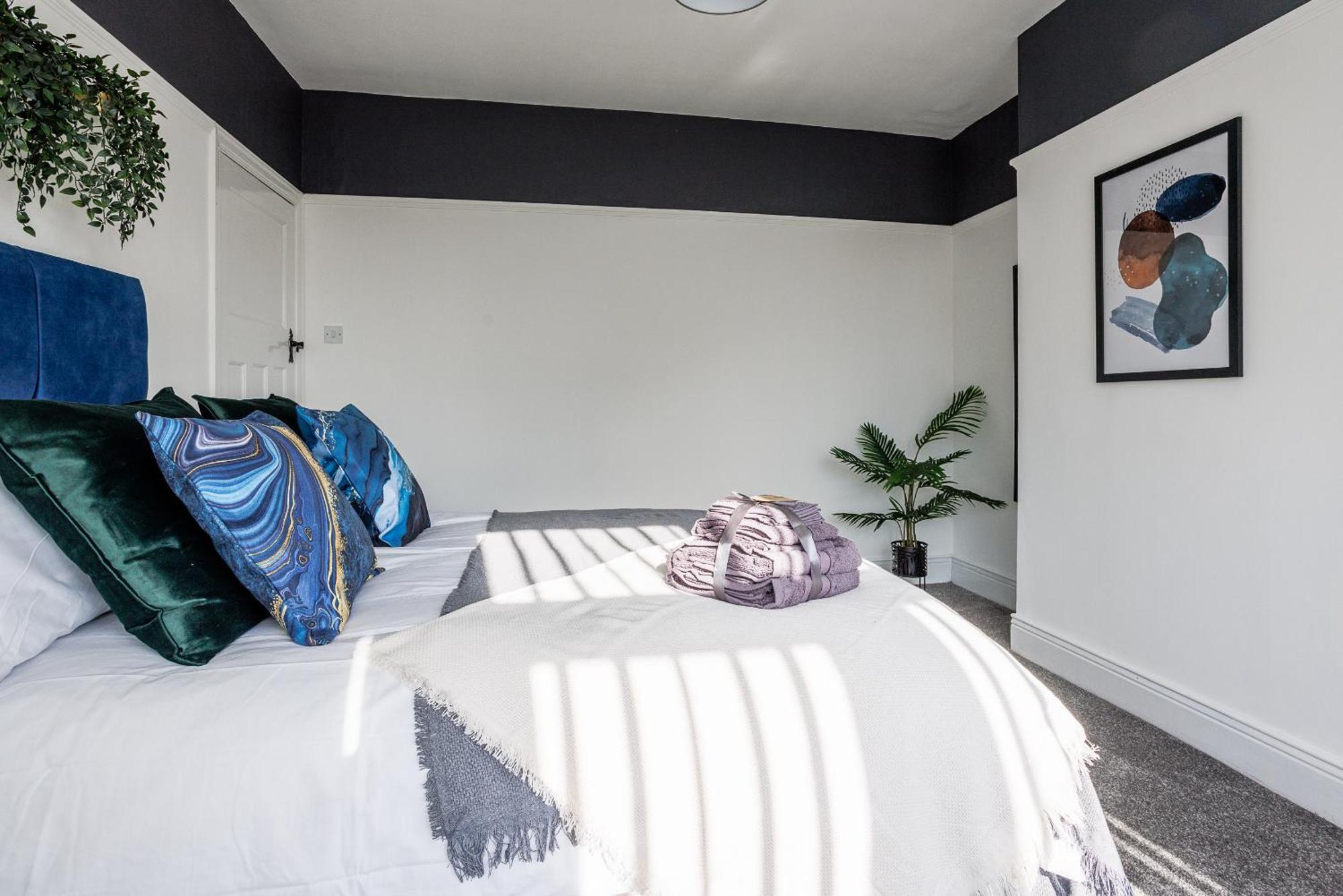 Stylish Gem - Sleeps 9 - Parking Holiday home *