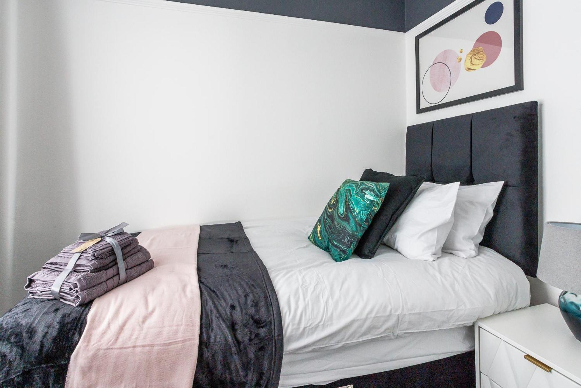 Stylish Gem - Sleeps 9 - Parking Holiday home