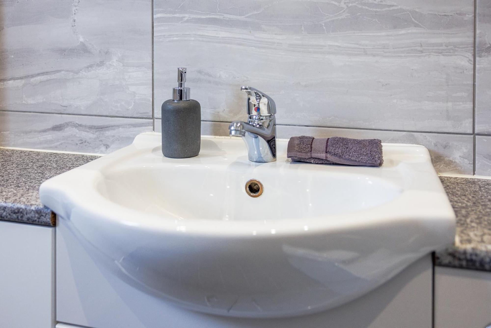 Stylish Gem - Sleeps 9 - Parking Holiday home Newcastle upon Tyne