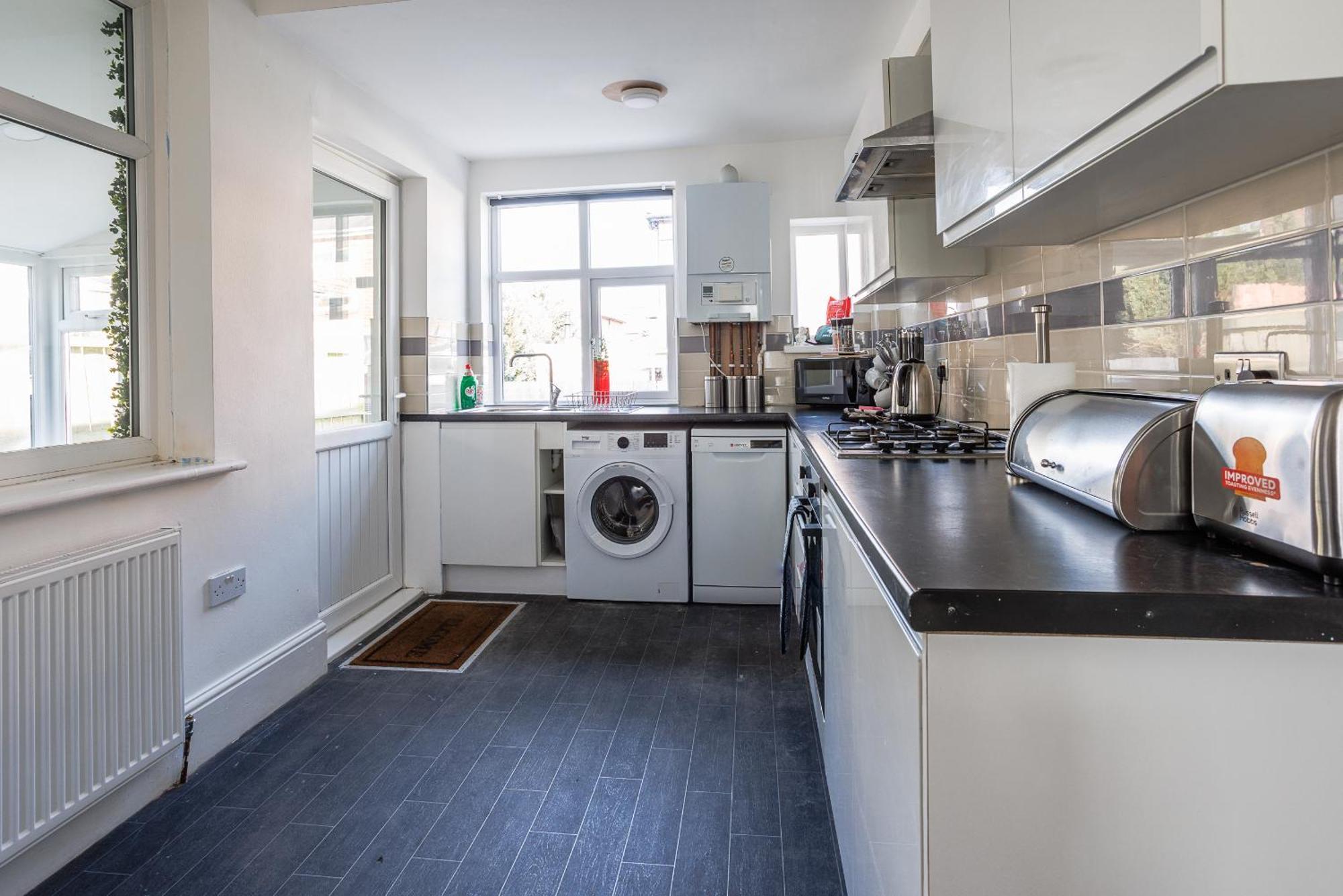 Holiday home Stylish Gem - Sleeps 9 - Parking