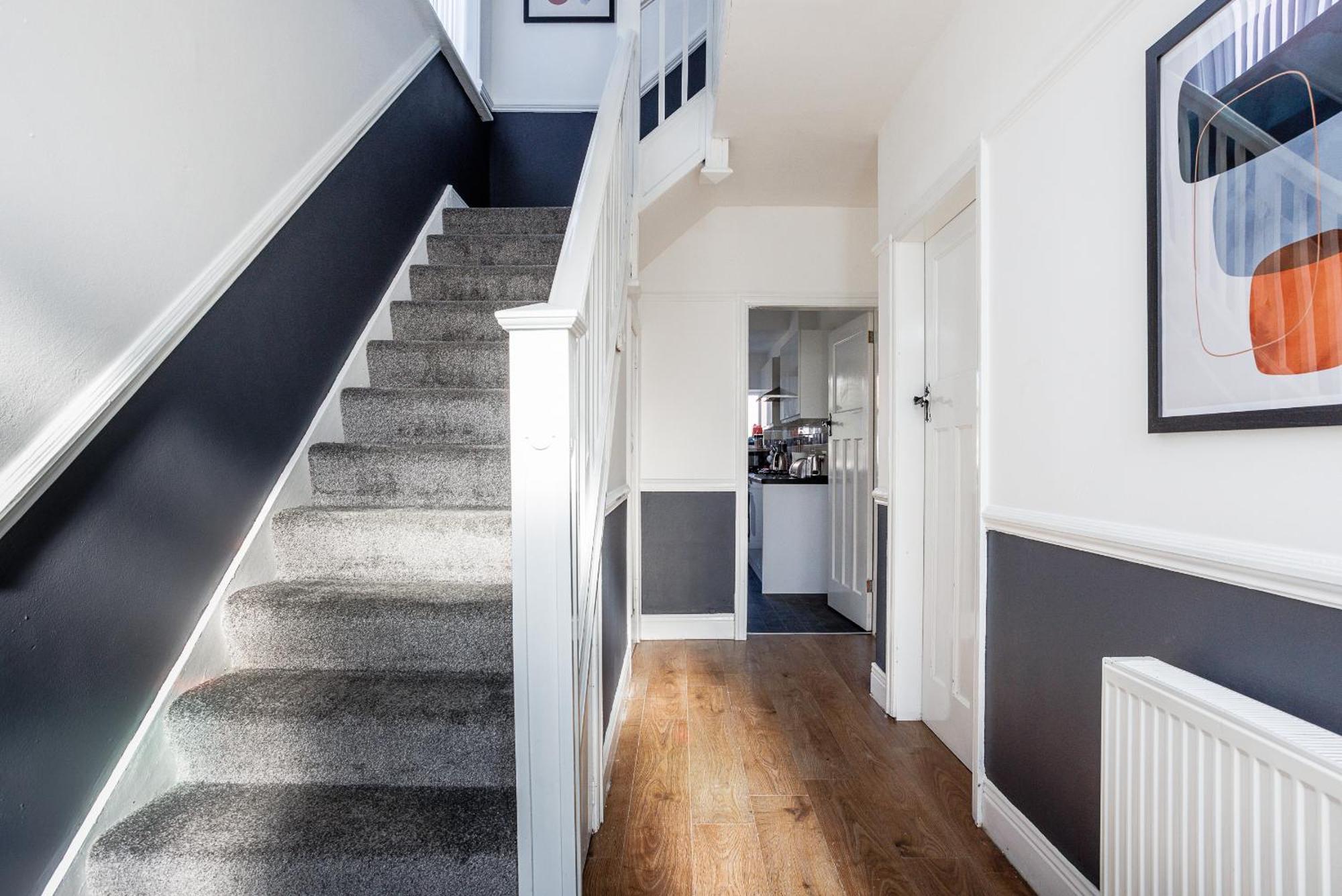 Stylish Gem - Sleeps 9 - Parking Holiday home *