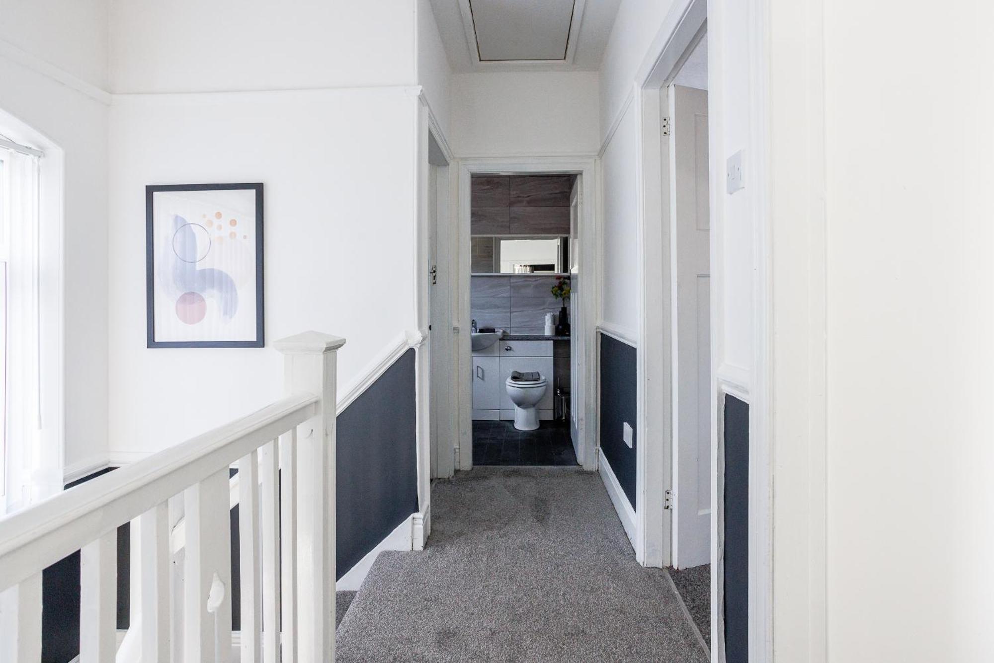 Stylish Gem - Sleeps 9 - Parking Holiday home Newcastle upon Tyne