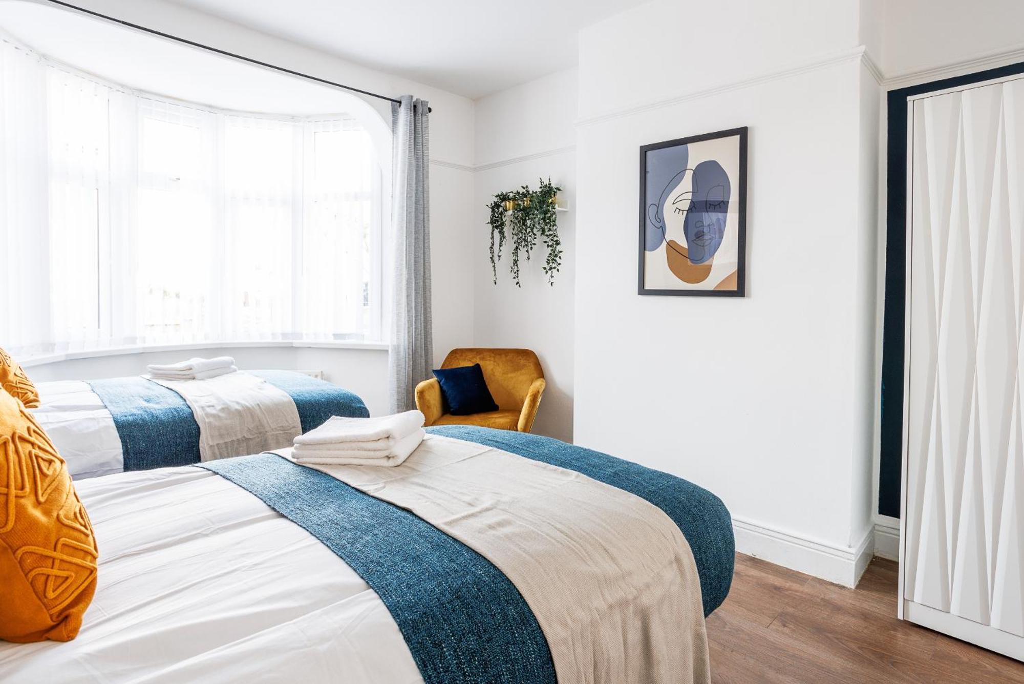 Holiday home Stylish Gem - Sleeps 9 - Parking