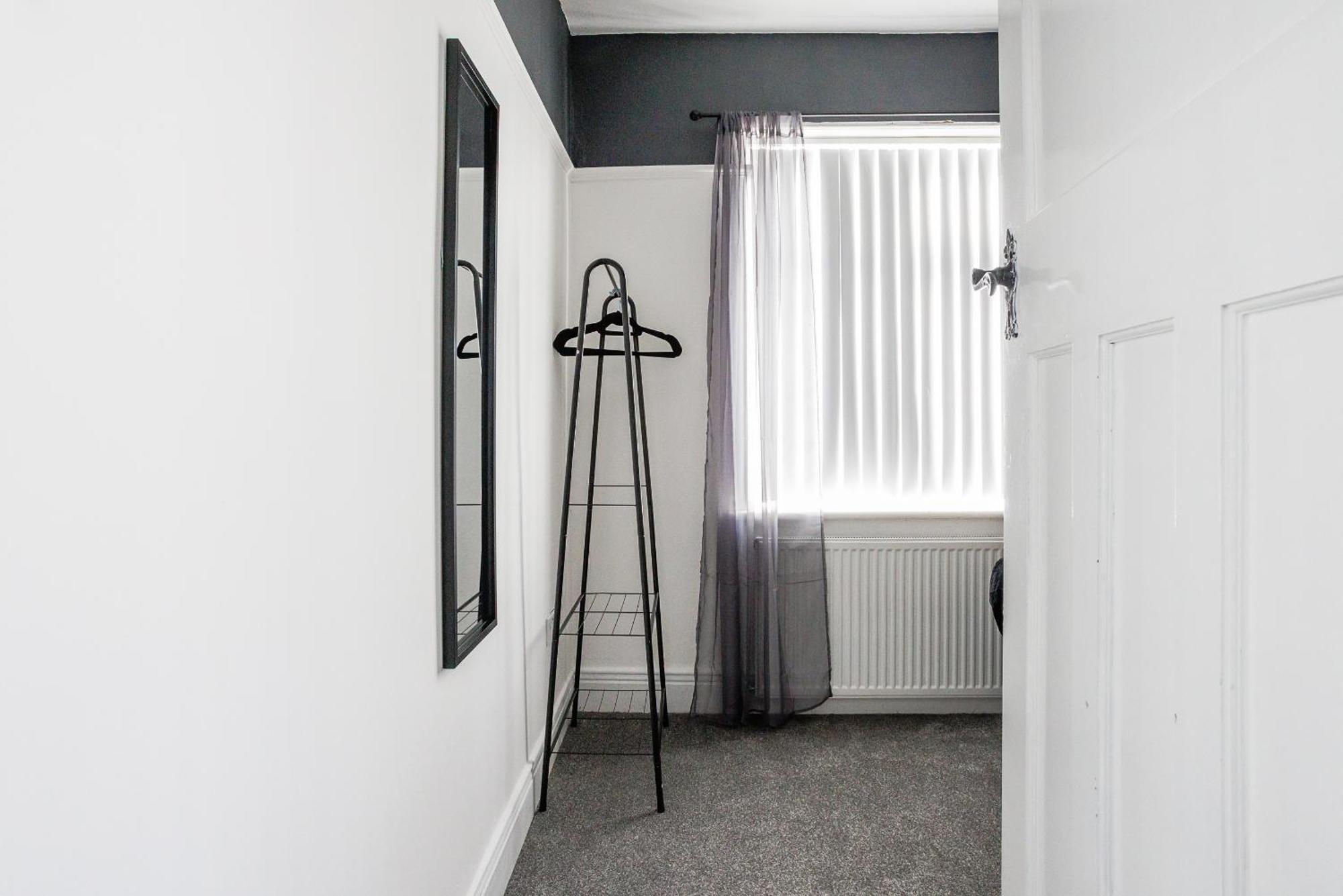 Stylish Gem - Sleeps 9 - Parking Holiday home Newcastle upon Tyne