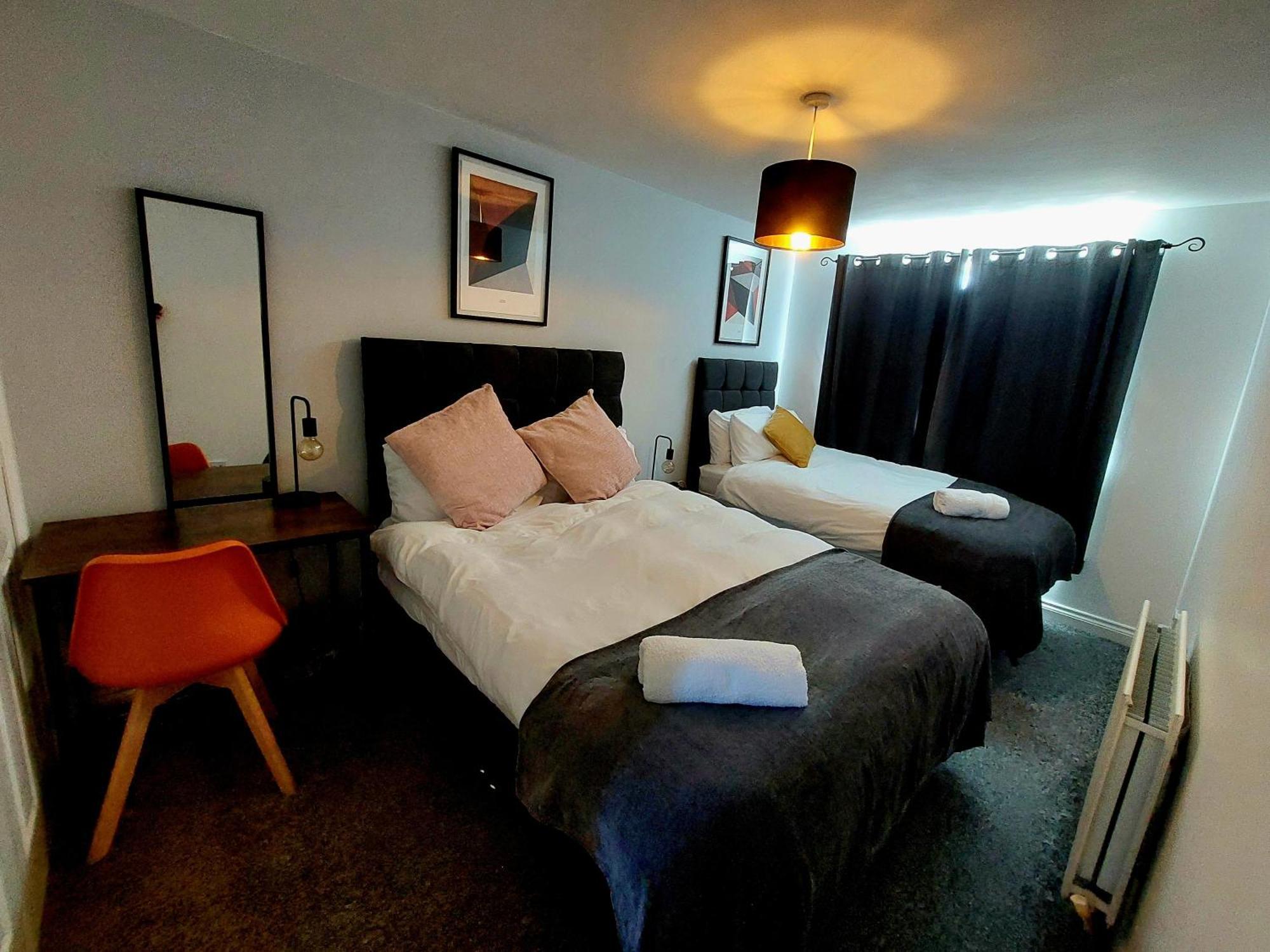 Apartment Lancaster House: Serviced 4-bed With Free Wi-fi And Parking