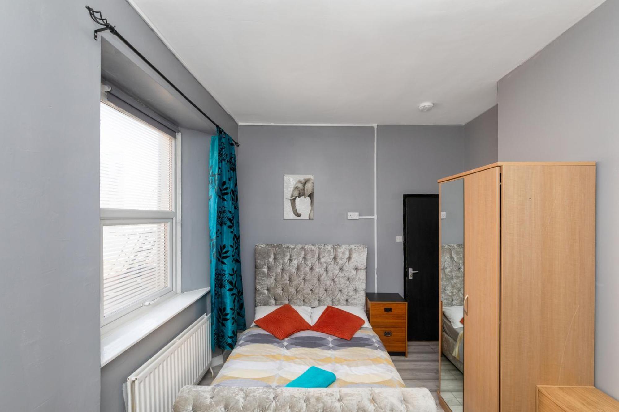 Apartment Centre Super Spacious Town House Free Parking And Wi-fi Newcastle upon Tyne