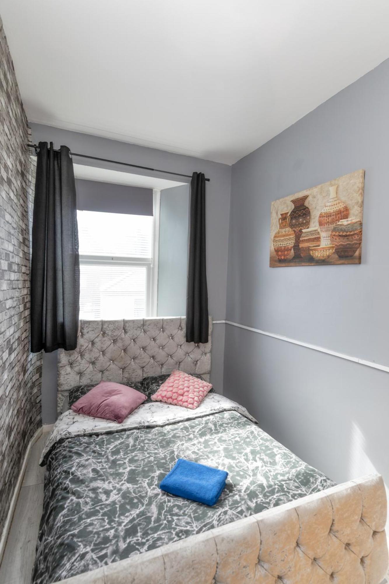 Centre Super Spacious Town House Free Parking And Wi-fi *