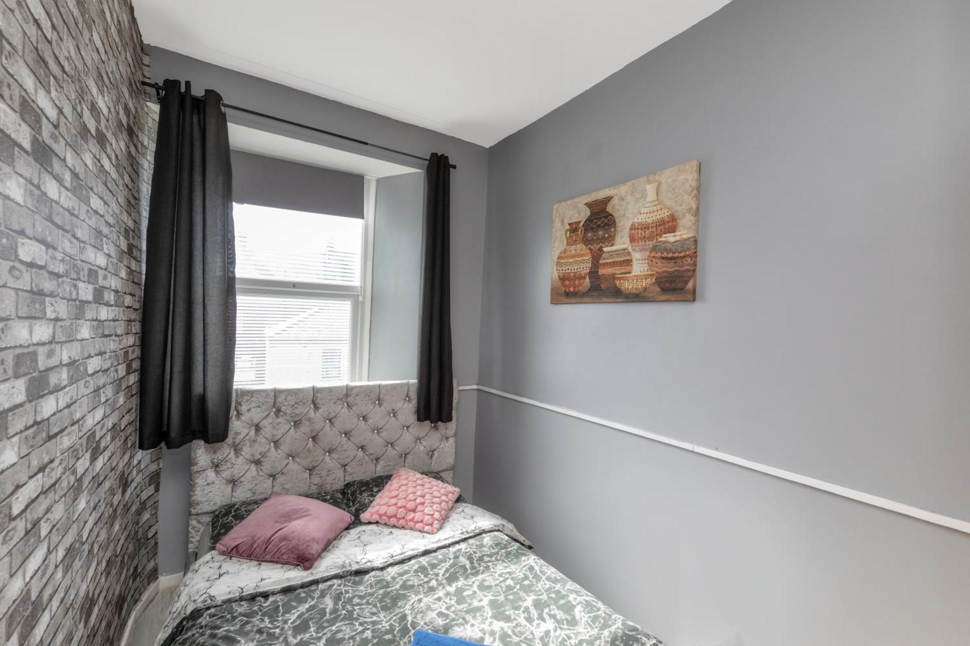 Centre Super Spacious Town House Free Parking And Wi-fi Apartment *