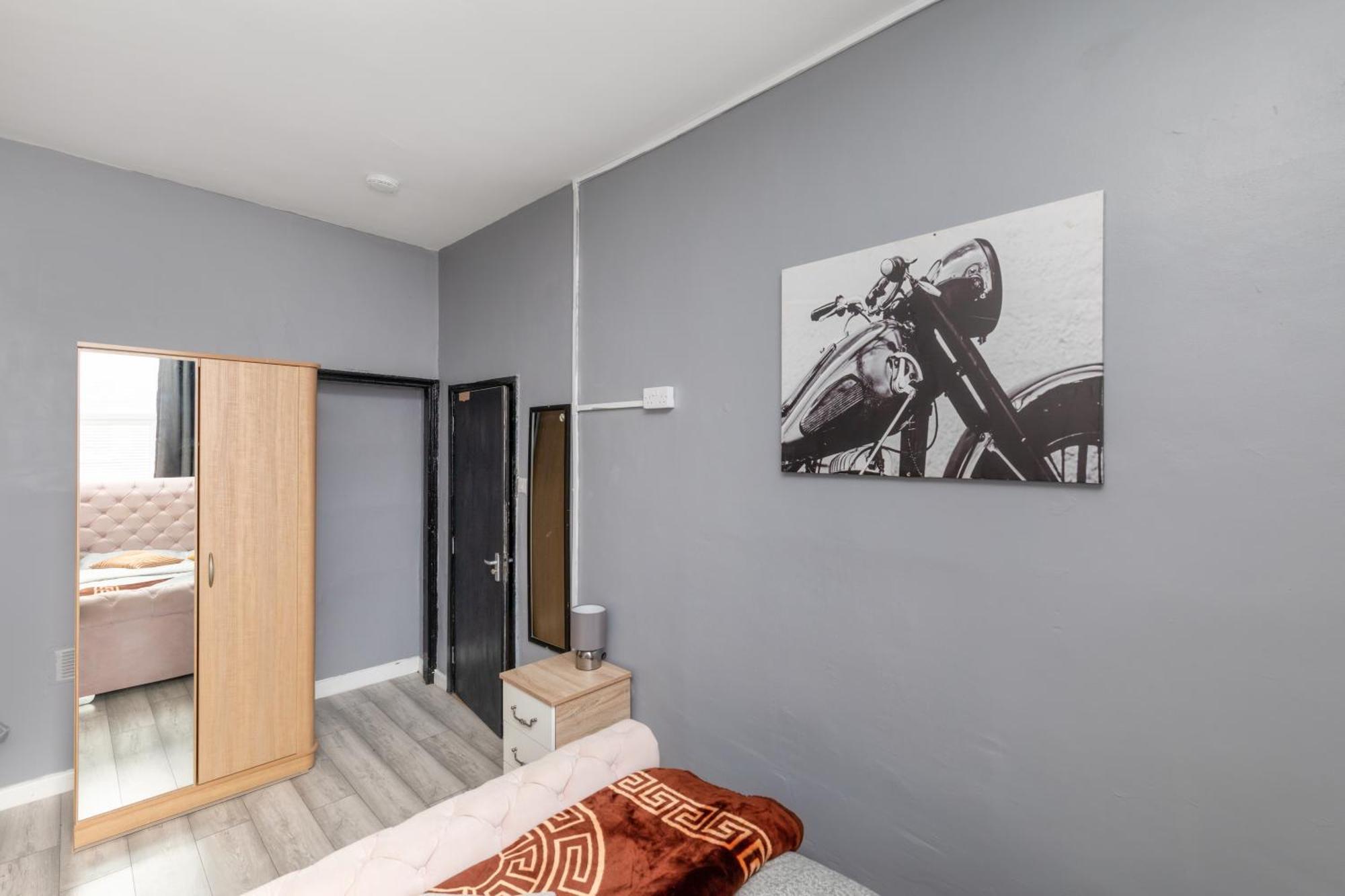 Centre Super Spacious Town House Free Parking And Wi-fi Apartment *