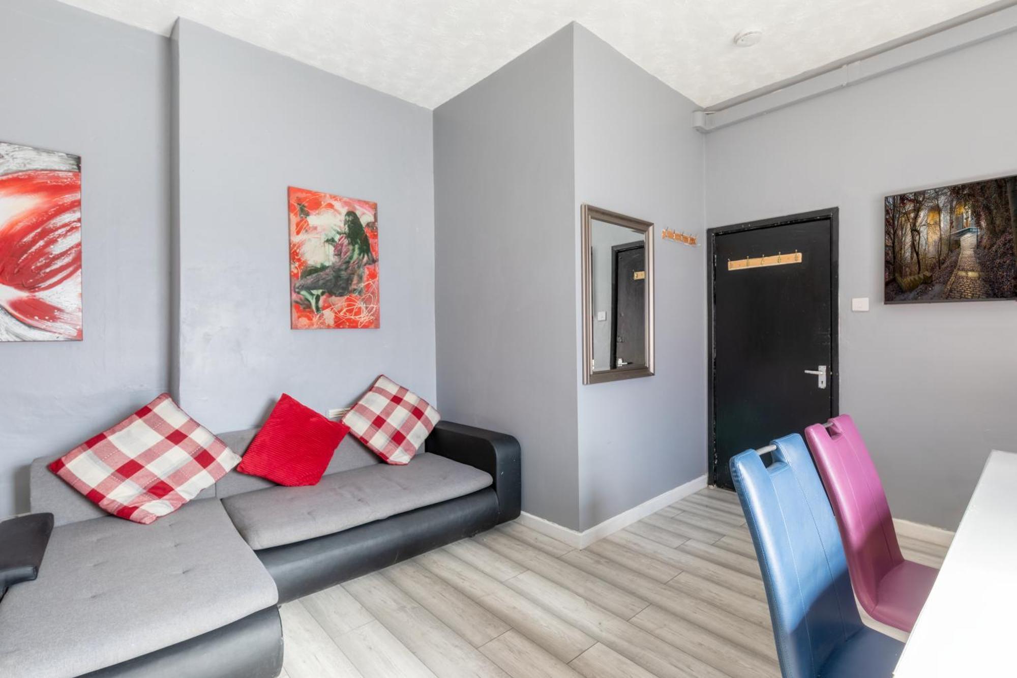 Centre Super Spacious Town House Free Parking And Wi-fi Newcastle upon Tyne
