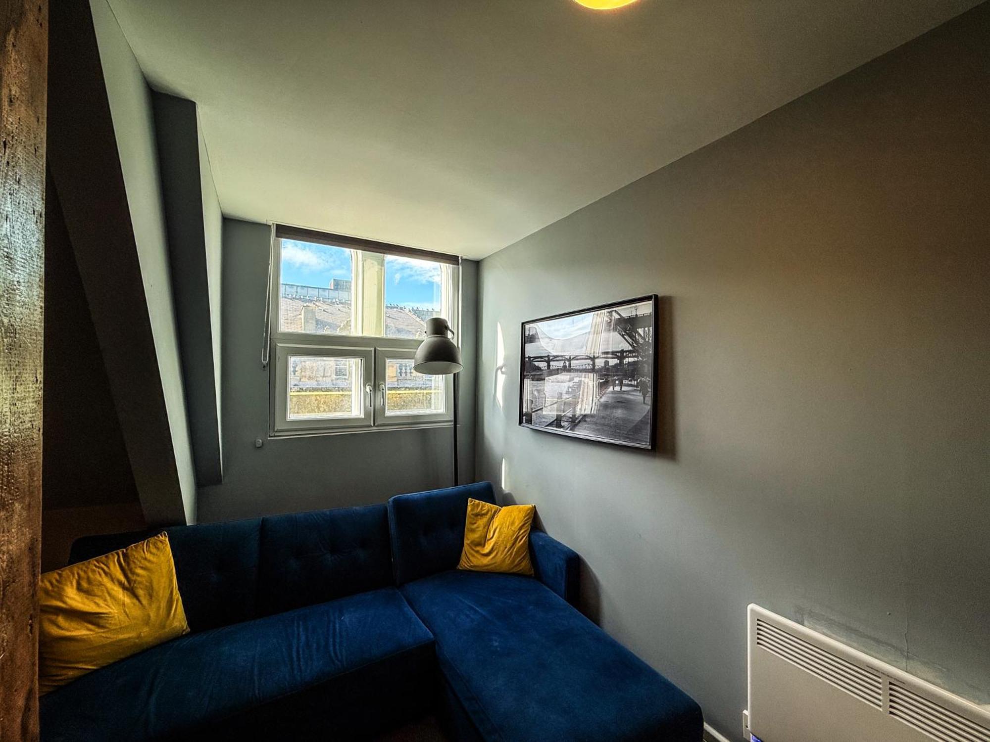 2 Bedroom In The Heart Of - Spacious - Sleeps 8 Apartment *