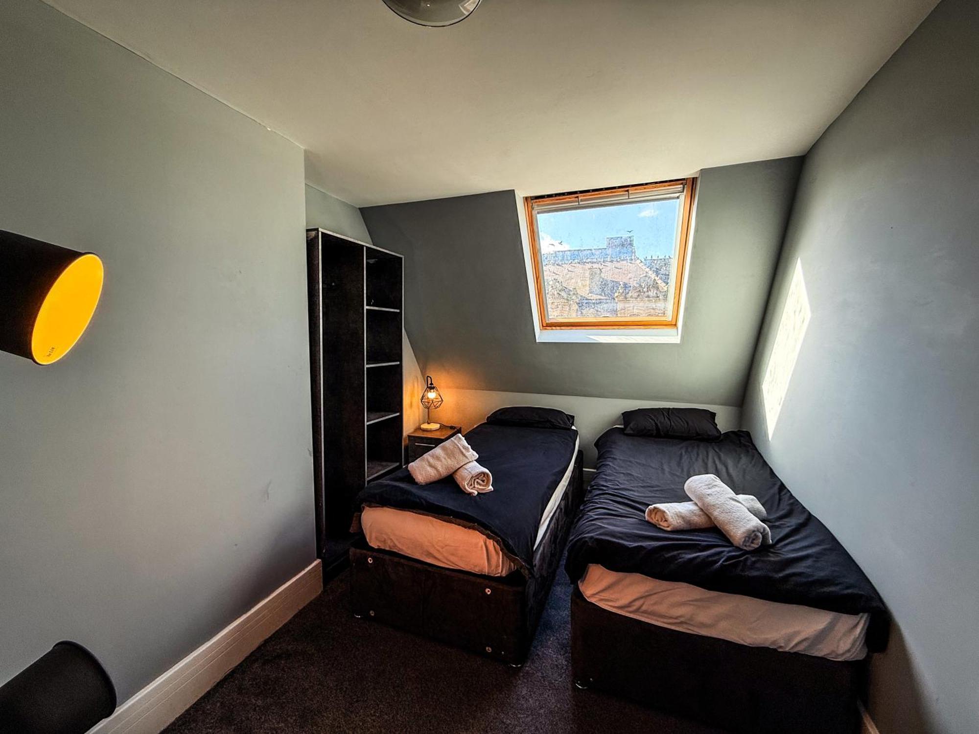 Apartment 2 Bedroom In The Heart Of - Spacious - Sleeps 8 *