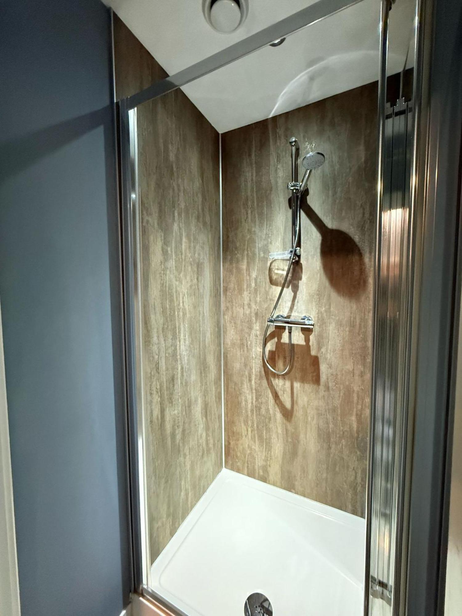 3 Bedroom In The Heart Of - Modern - Sleeps 6 Apartment