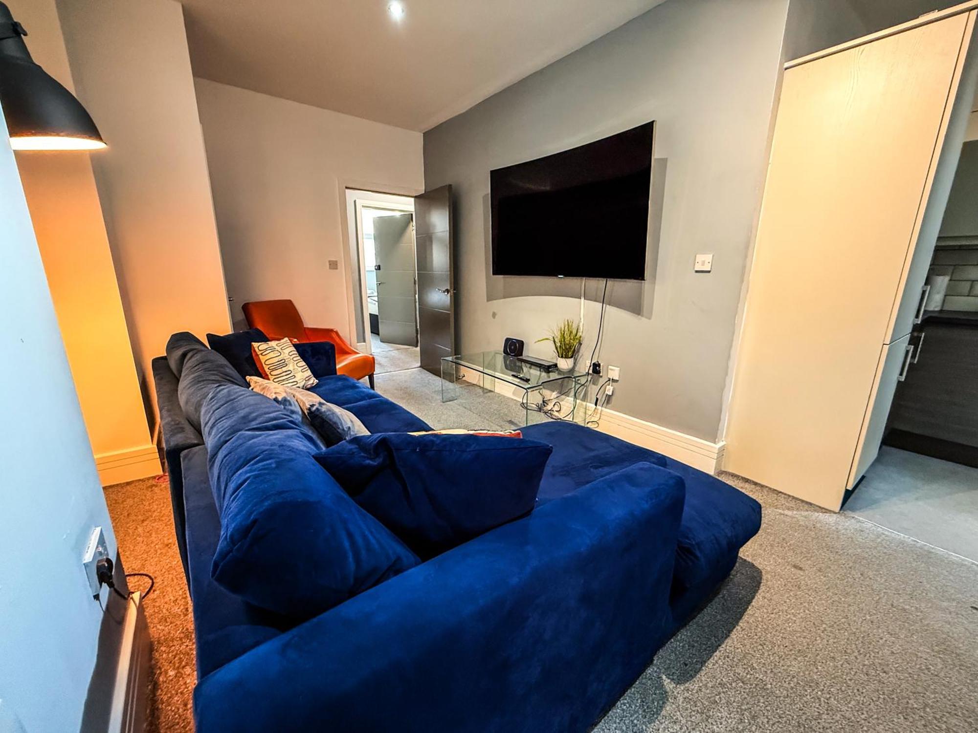 Apartment 3 Bedroom In The Heart Of - Modern - Sleeps 6 *