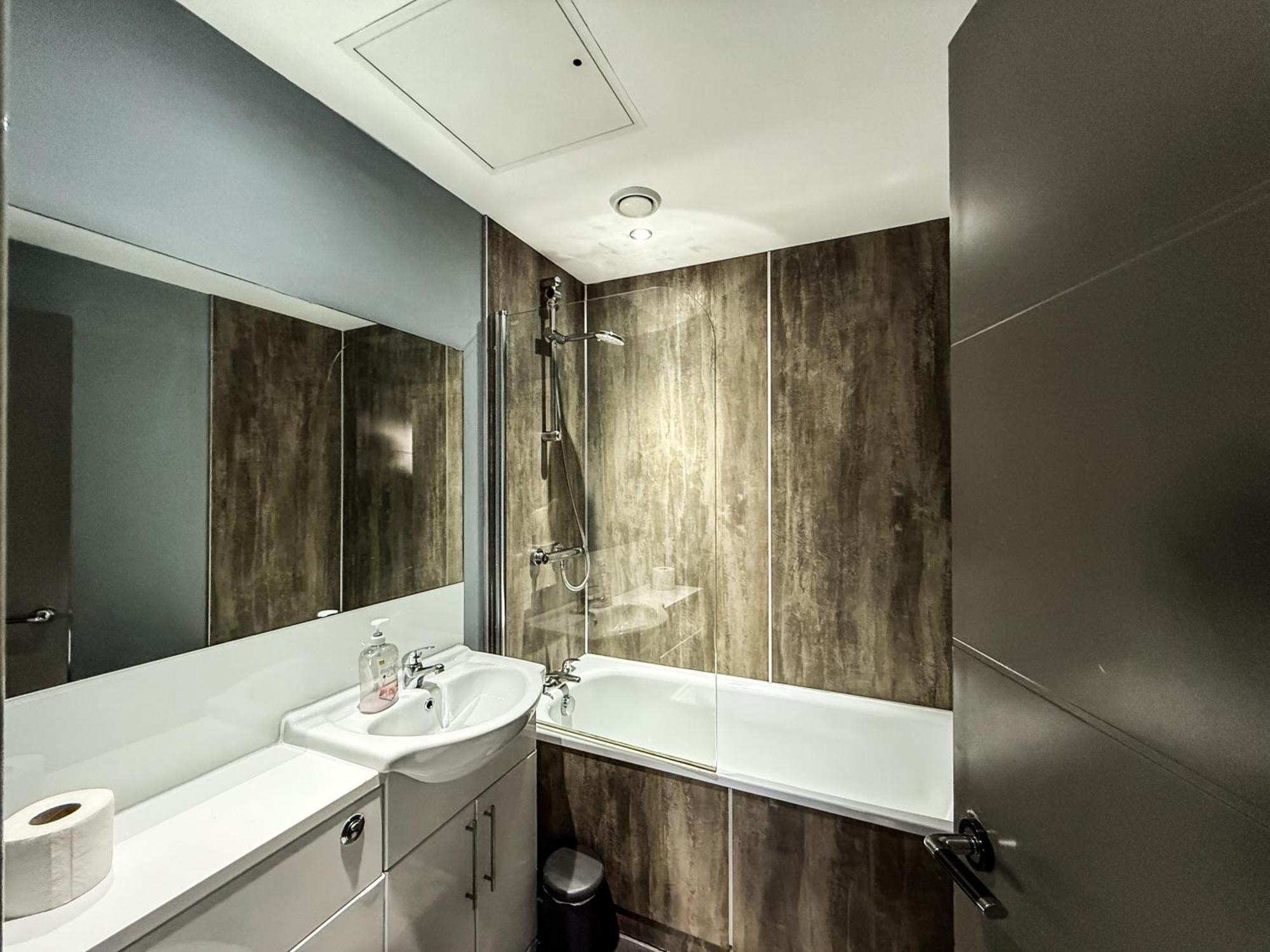 2 Bedroom In The Heart Of - Spacious - Sleeps 8