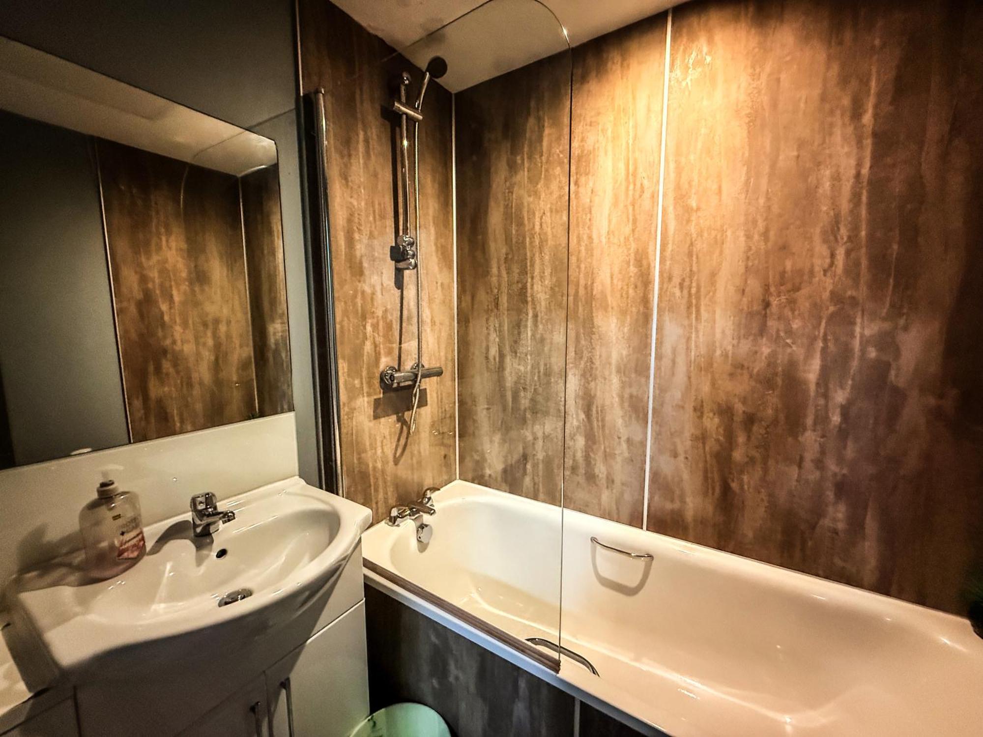 3 Bedroom In The Heart Of - Modern - Sleeps 6 Apartment *