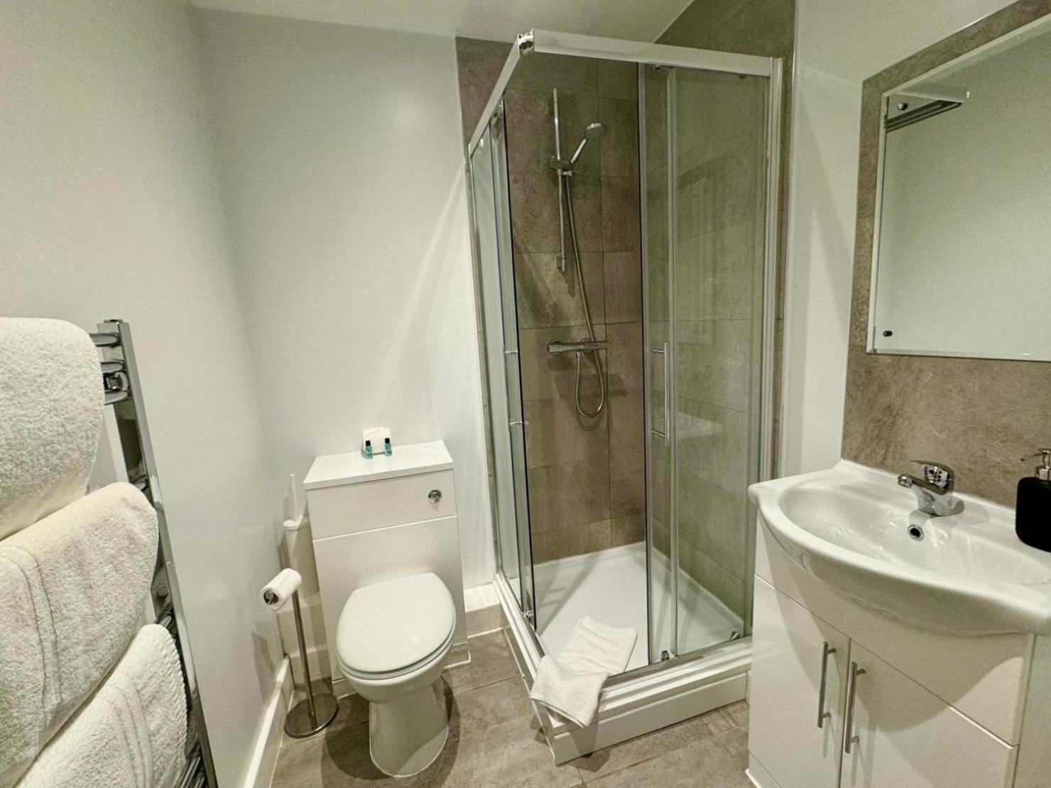 Modern With Views Of The Quayside Sleep 8 Free Parking Apartment *