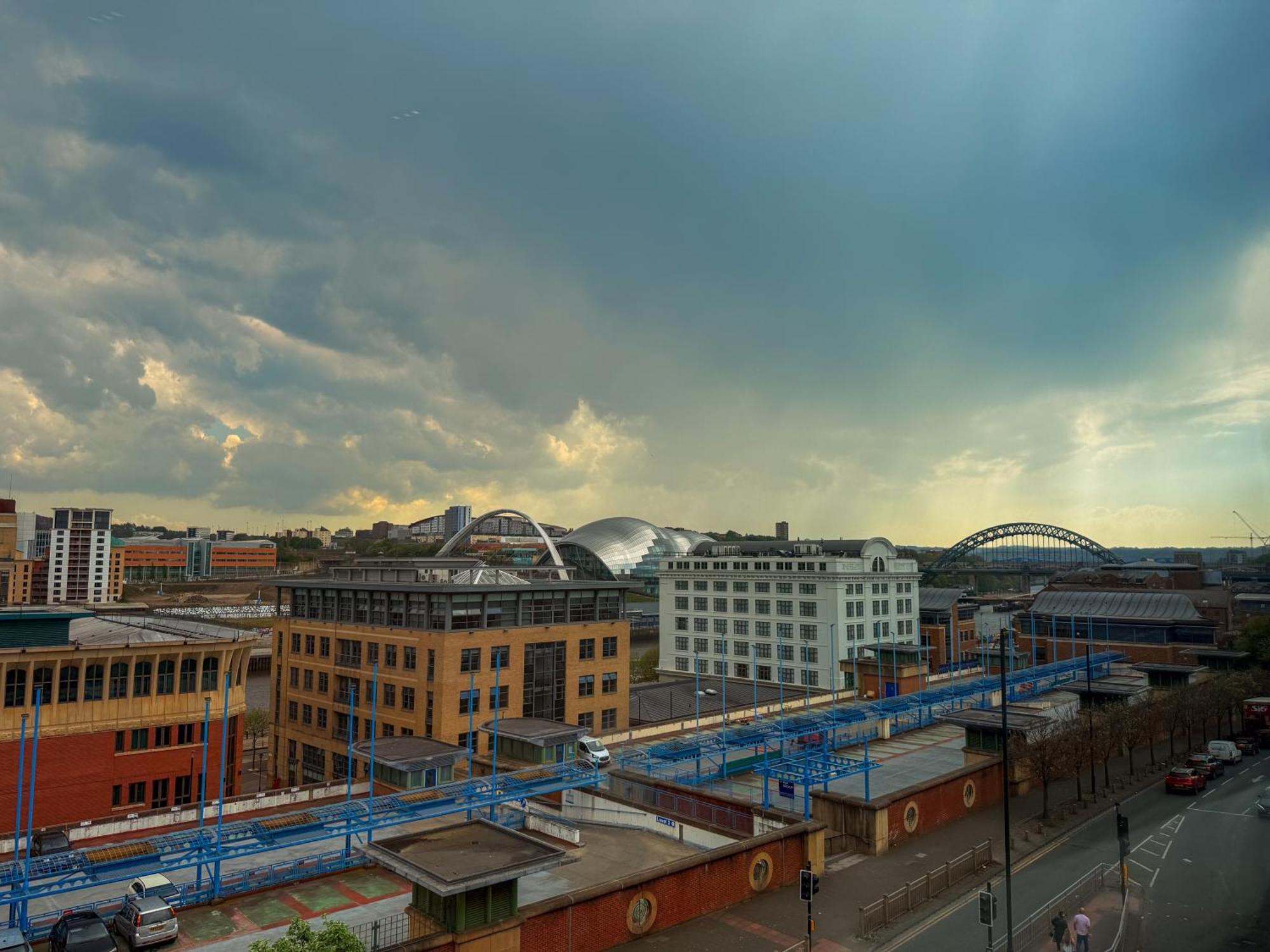 Modern 3 Bedroom Quayside - Sleeps 8 Free Parking Apartment