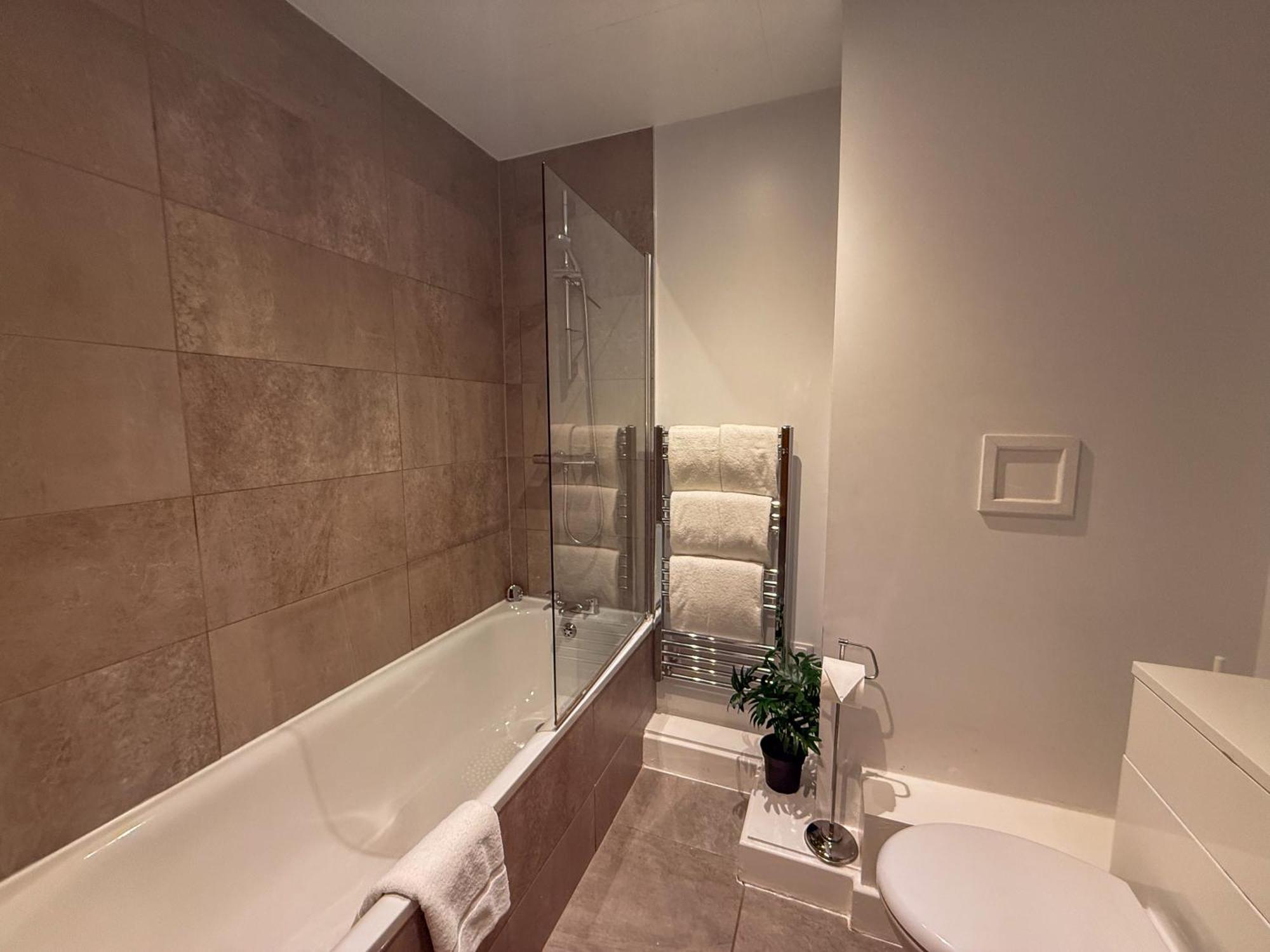 Modern 3 Bedroom Quayside - Sleeps 8 Free Parking * Newcastle upon Tyne