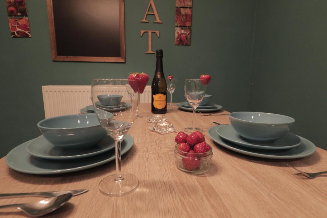 Modern Townhouse Perfect For Large Groups, Under One Roof, Just Over The Tyne Holiday home *