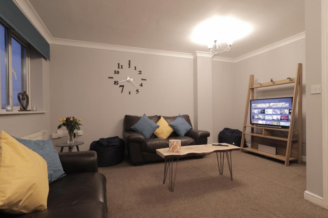 Modern Townhouse Perfect For Large Groups, Under One Roof, Just Over The Tyne Holiday home