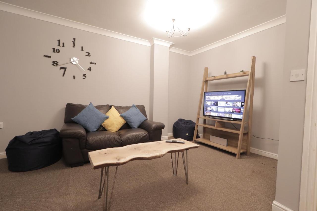 Modern Townhouse Perfect For Large Groups, Under One Roof, Just Over The Tyne Holiday home *