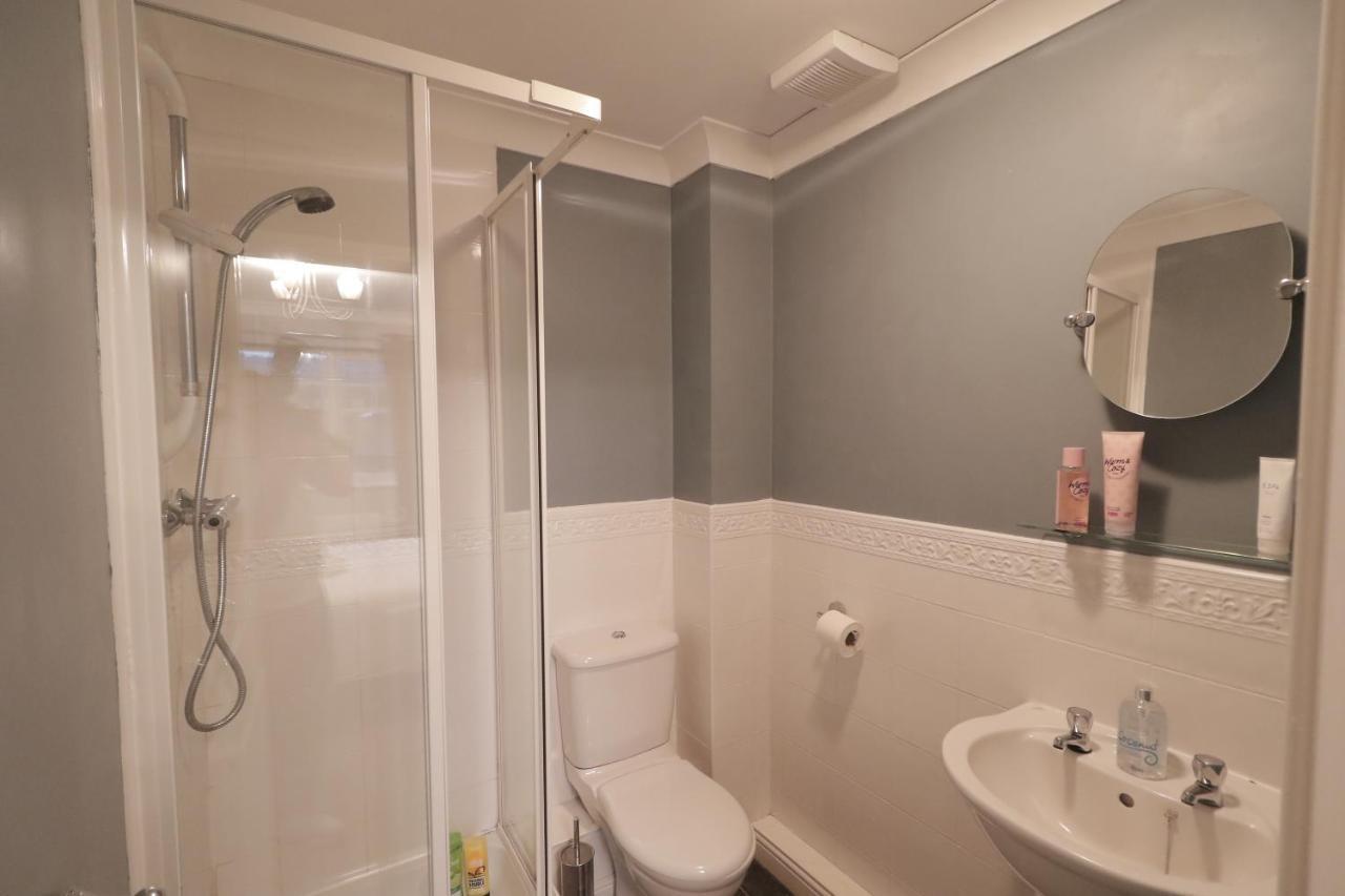 Modern Townhouse Perfect For Large Groups, Under One Roof, Just Over The Tyne Newcastle upon Tyne