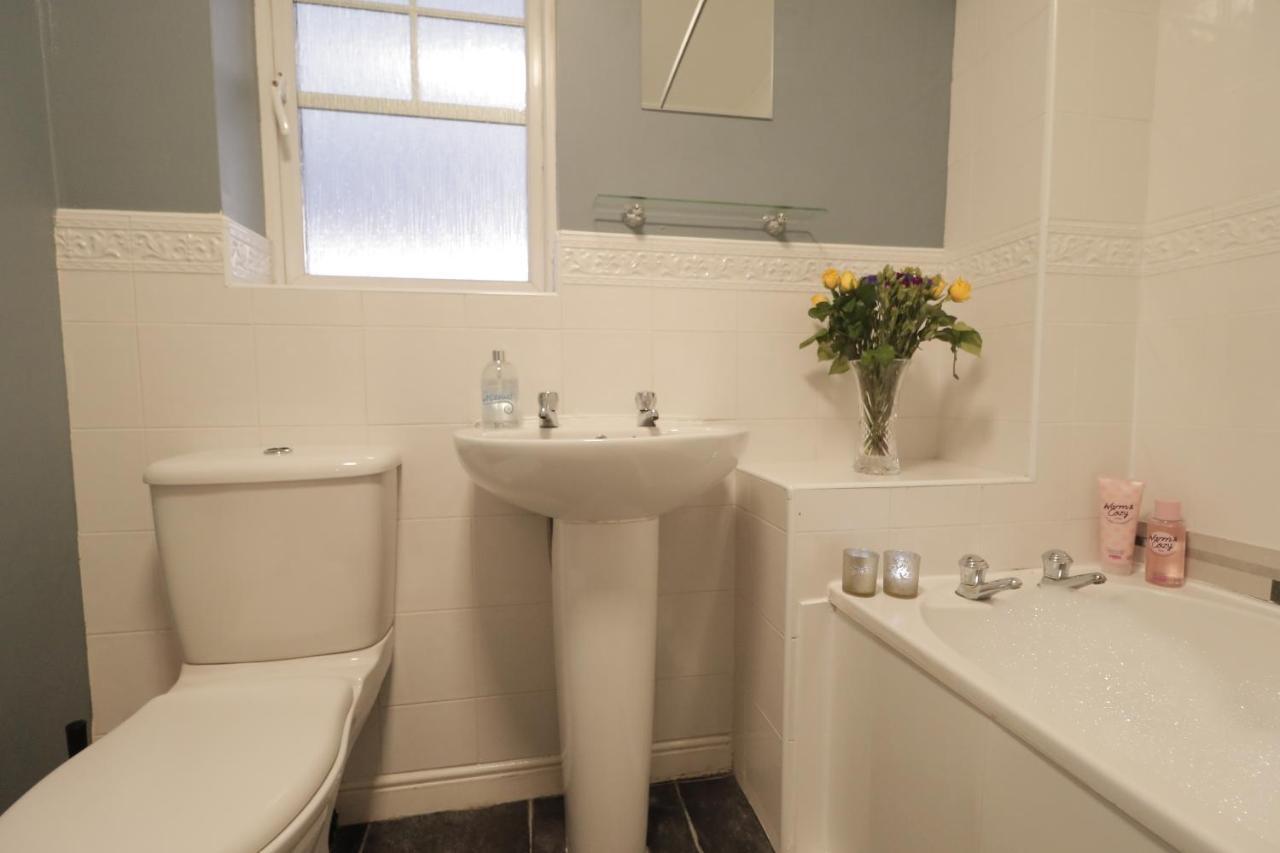 Modern Townhouse Perfect For Large Groups, Under One Roof, Just Over The Tyne *