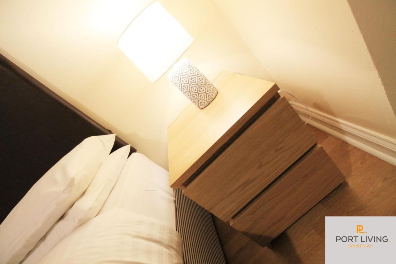 ---port Living--- - Jesmond - Apartment- 3 Beds - 3 Baths - 1-6 Guests Apartment
