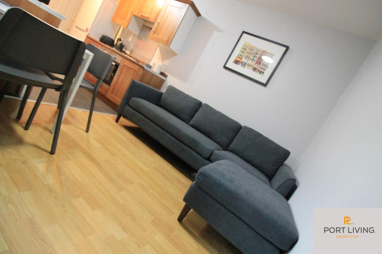 ---port Living--- - Jesmond - Apartment- 3 Beds - 3 Baths - 1-6 Guests Apartment *