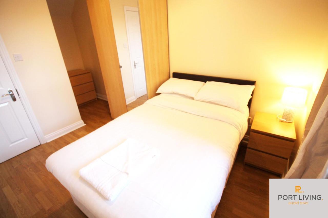 ---port Living--- - Jesmond - Apartment- 3 Beds - 3 Baths - 1-6 Guests Apartment