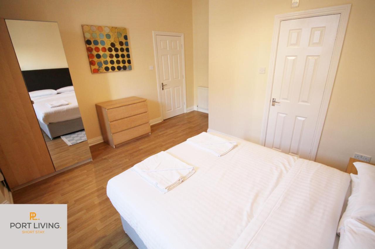 ---port Living--- - Jesmond - Apartment- 3 Beds - 3 Baths - 1-6 Guests Apartment