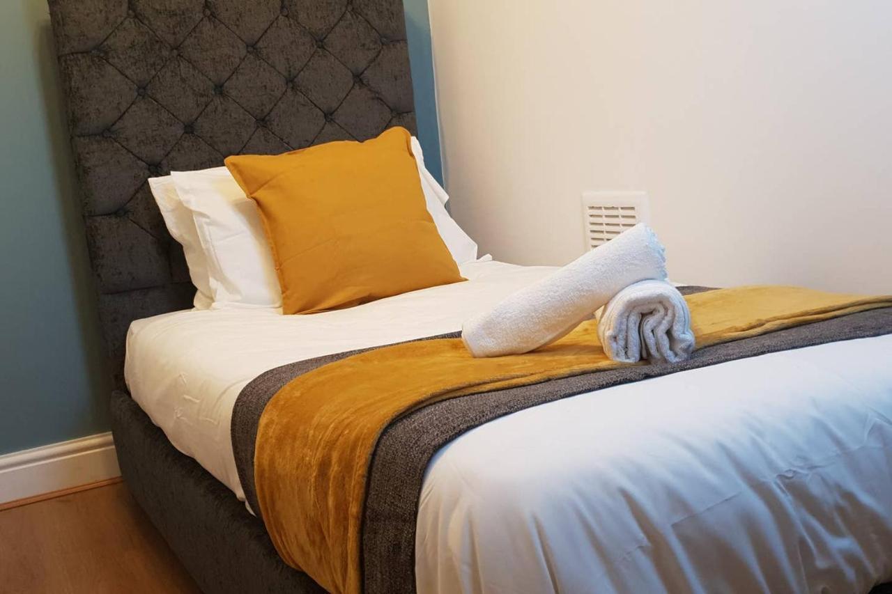 Apartment 8 Bed House 2 Miles Newcastle upon Tyne