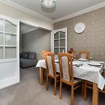 Gorgeous Modern 4 Bedroom House - Free Parking And Netflix By Wha For Contractors, Relocation, Business Travelers