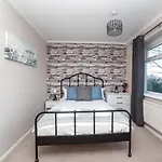 Gorgeous Modern 4 Bedroom House - Free Parking And Netflix By Wha For Contractors, Relocation, Business Travelers