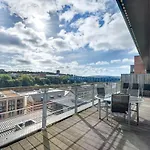 Amazing City Centre Penthouse With Private Roof Terrace