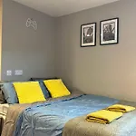 Hnfc Stays - Modern Central Studio With Gym, Parking & Home Cinema