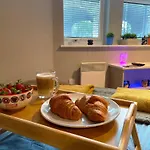 Hnfc Stays - Modern Central Studio With Gym, Parking & Home Cinema
