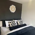 Stylish 2Br - Newcastle - City Centre & St James - Parking