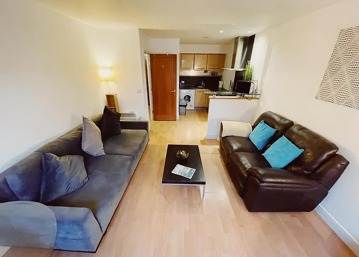 Modern City Centre Apartment Private Parking Space - Sleeps 4