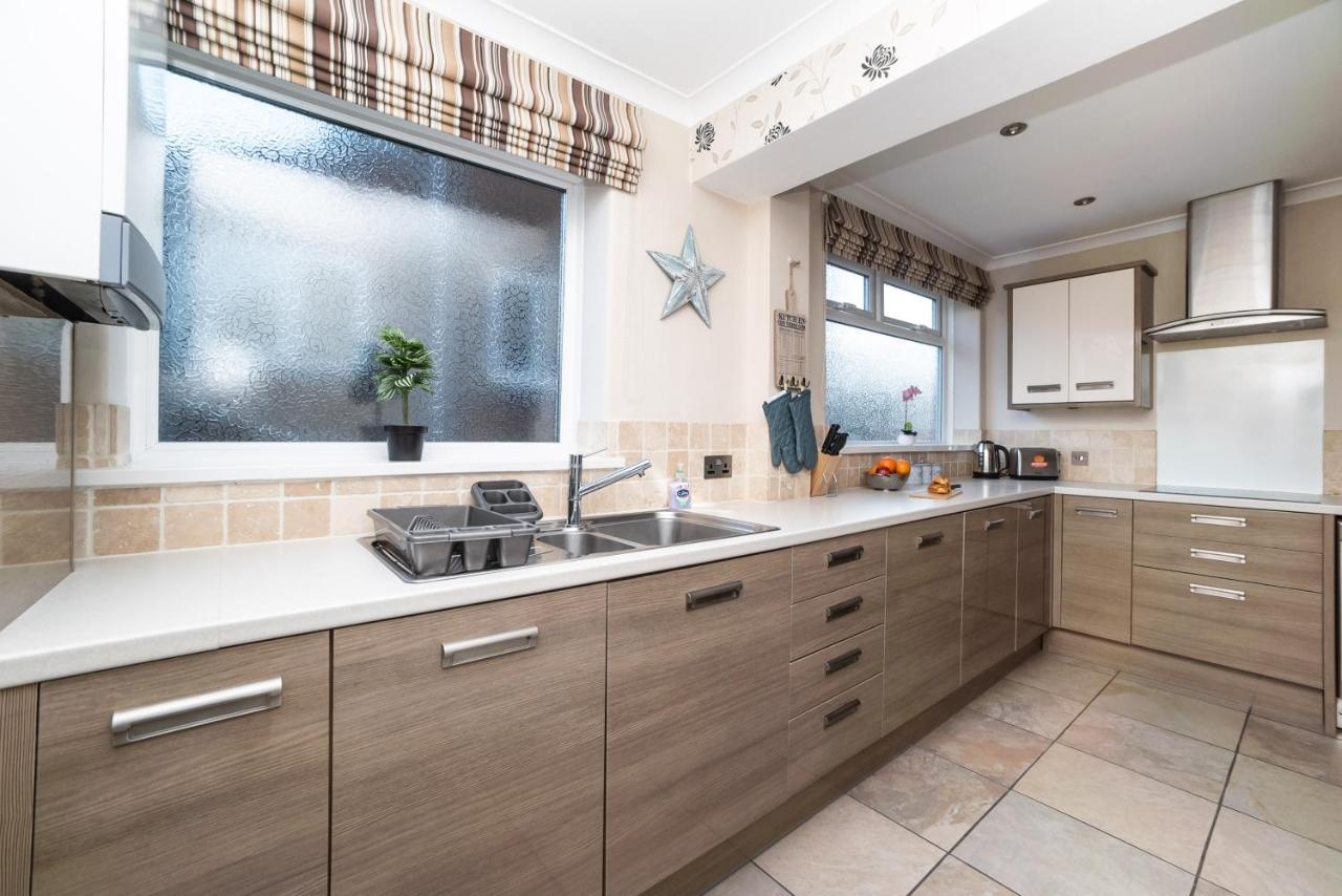 Apartment Gorgeous Modern 4 Bedroom House - Free Parking And Netflix By Wha For Contractors, Relocation, Business Travelers Newcastle upon Tyne