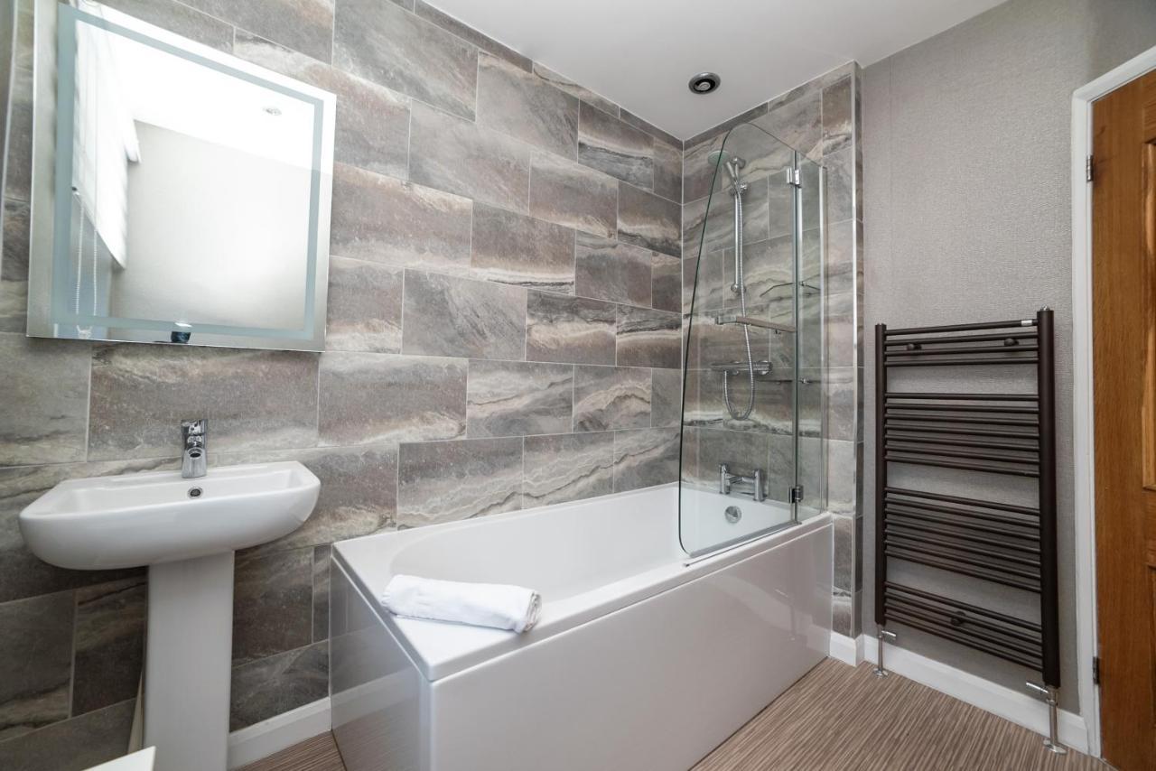 Gorgeous Modern 4 Bedroom House - Free Parking And Netflix By Wha For Contractors, Relocation, Business Travelers Apartment *