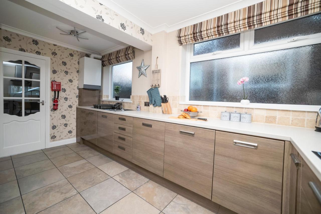 Gorgeous Modern 4 Bedroom House - Free Parking And Netflix By Wha For Contractors, Relocation, Business Travelers Apartment
