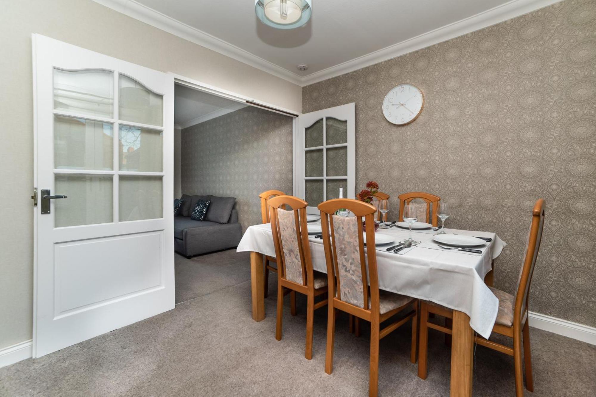 Gorgeous Modern 4 Bedroom House - Free Parking And Netflix By Wha For Contractors, Relocation, Business Travelers Newcastle upon Tyne